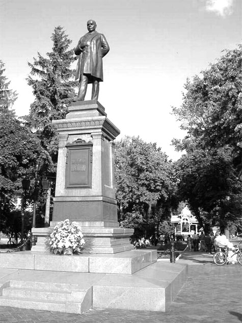 Восстановленный памятник Ивану Харитоненко в центре Сум